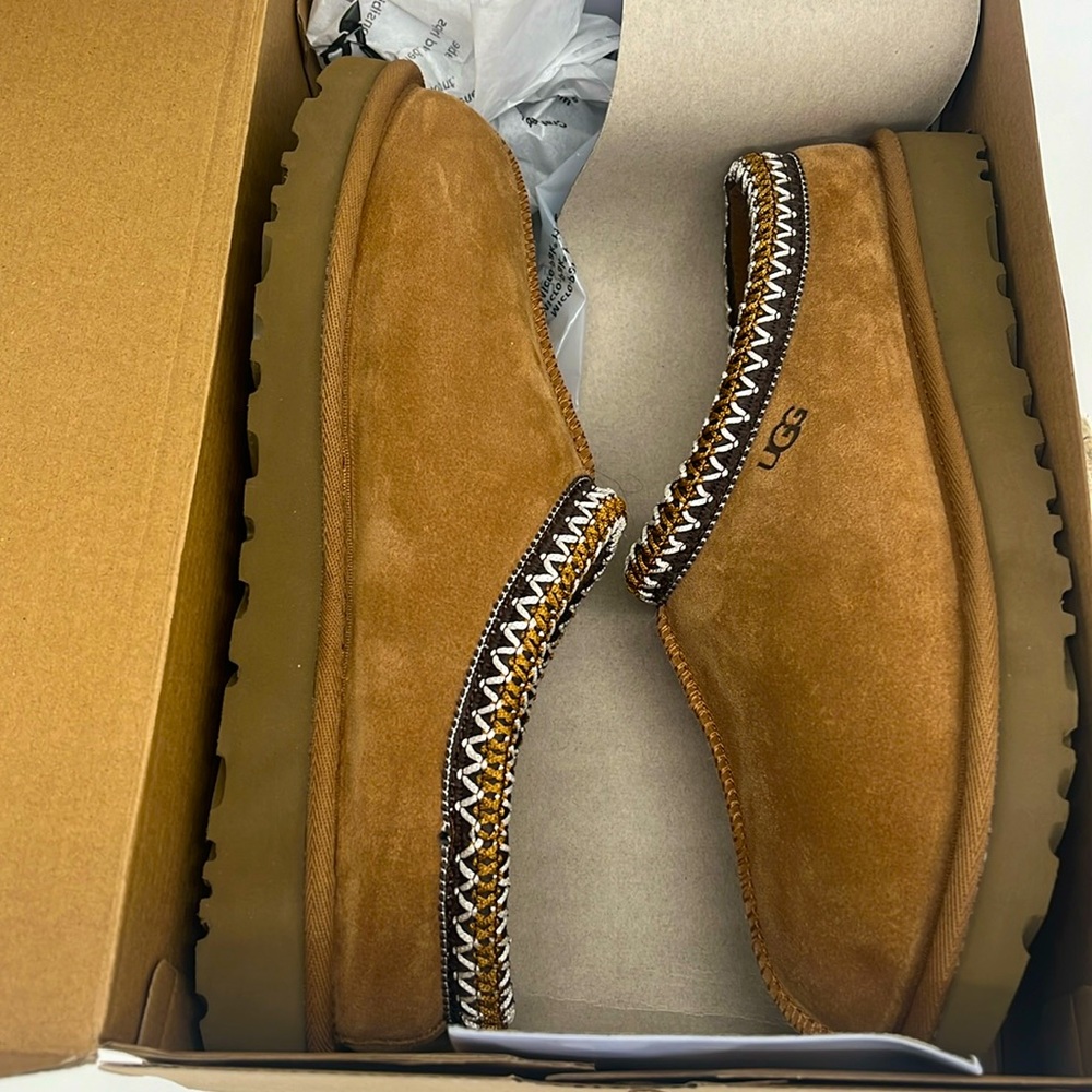 New. UGGS W/Tasman sise 8. New in box